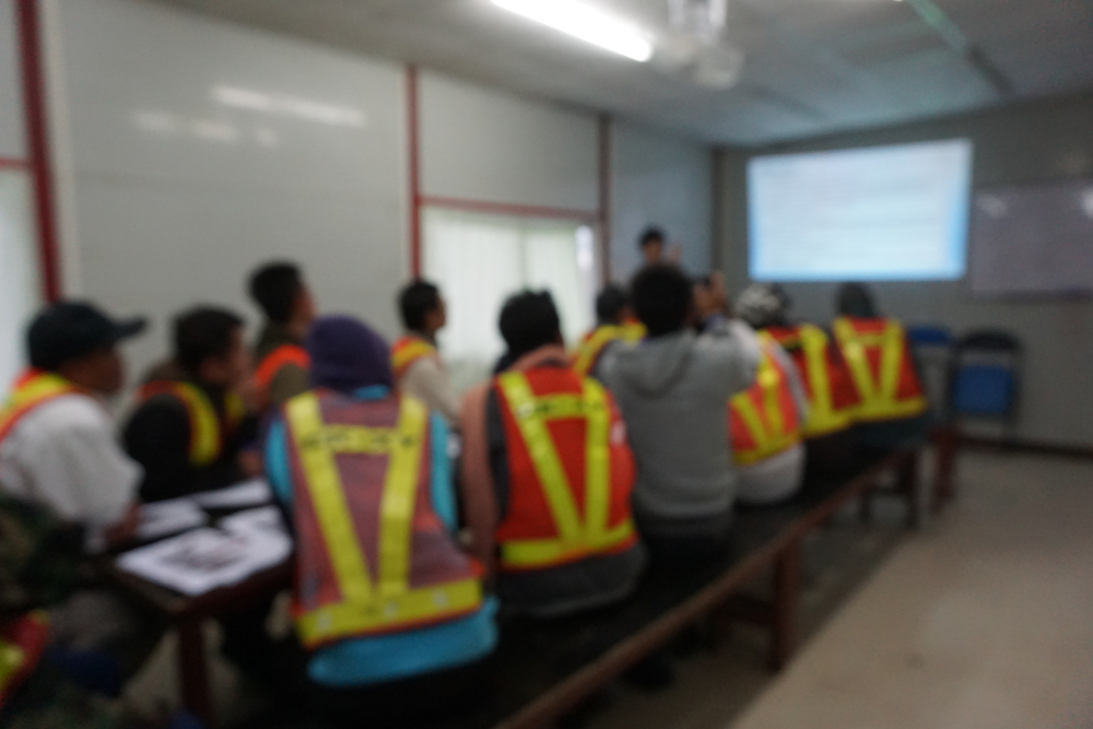 Blurred,Photograph,Of,On,Construction,Site,Presentation,With,Peoples,Who